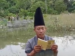 Heboh Pria Gresik Bikin Konten Baca Yasin di Tengah Makam yang Banjir