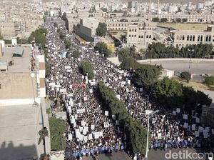 Ratusan Warga Yaman Turun ke Jalan Protes Serangan Udara Israel