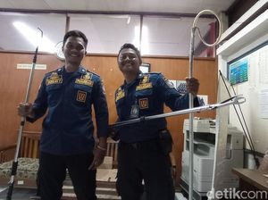 Mengenal Alat Tempur Evakuasi Ular Milik Diskar PB Bandung
