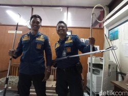 Mengenal Alat Tempur Evakuasi Ular Milik Diskar PB Bandung