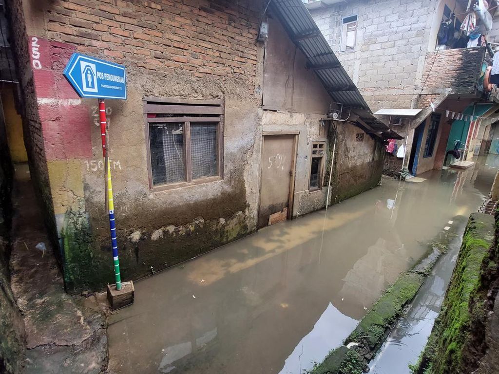 Banjir di Jakarta Bertambah Jadi 104 RT, Tinggi Air Capai 1,8 Meter