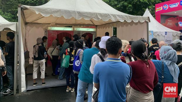 Sebuah bilik foto mengundang antrean panjang penonton konser Raisa di Stadion Utama Gelora Bung Karno (SUGBK), Sabtu, (25/2).