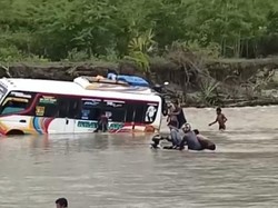 Dua Bus Terjebak di Sungai Kapsali Amfoang Kupang