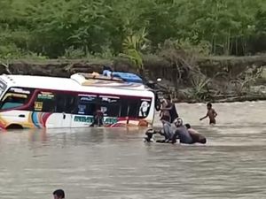 Dua Bus Terjebak di Sungai Kapsali Amfoang Kupang Dua Bus Terjebak di Sungai Kapsali Amfoang Kupang