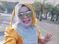 Buntut Aksi Emak-emak Nge-vlog dari Sunroof Mobil Berujung Suami Ditegur Dinas Pendidikan