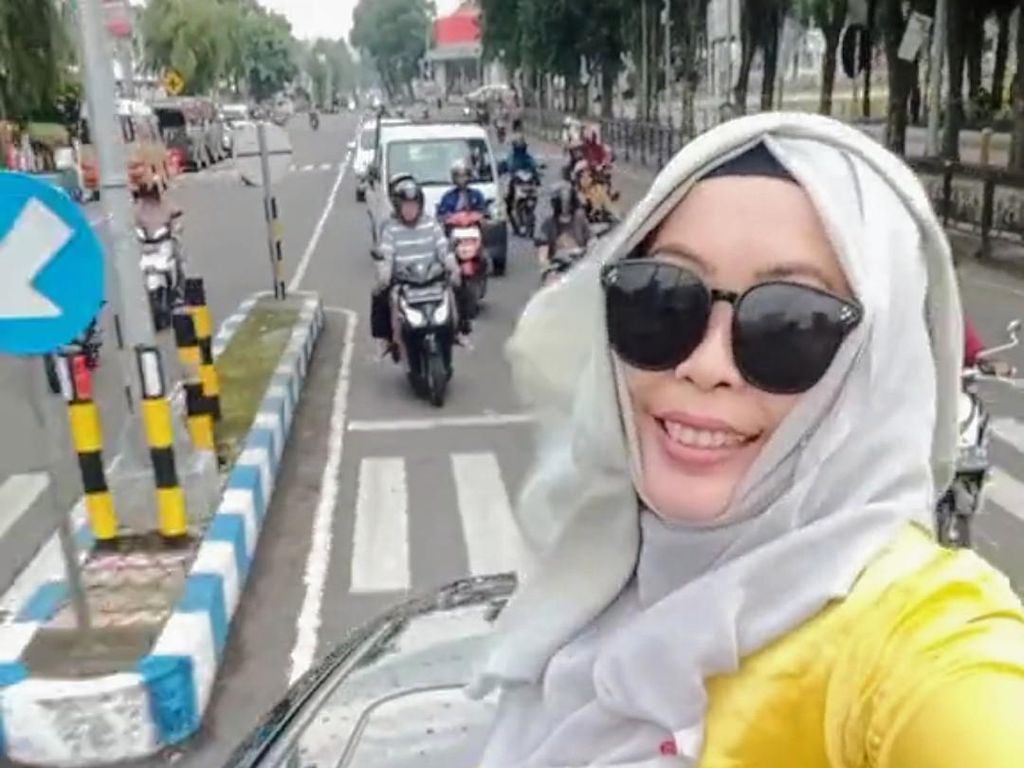 Aksi Emak-emak Ngevlog di Sunroof Mobil di Suramadu Berujung Minta Maaf Aksi Emak-emak Ngevlog di Sunroof Mobil di Suramadu Berujung Minta Maaf