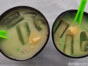 Dawet Pinggir Sawah Sidoarjo yang Laris Manis-Penjualnya Cah Ayu