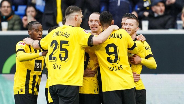 Dortmunds players celebrate during a German Bundesliga soccer match between TSG 1899 Hoffenheim and Borussia Dortmund in Sinsheim, Germany, Saturday, Feb. 25, 2023. (Uwe Anspach/dpa  via AP)