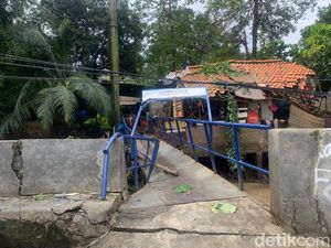 Warga Cipinang Jaktim Perbaiki Sementara Jembatan Rusak Tertimpa Pohon