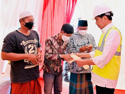 Jokowi disambut warga yang demo soal lahan saat meresmikan tol Semarang-Demak