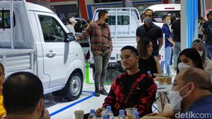 Momen Kaesang-Erina Kunjungi Booth Esemka di IIMS 2023