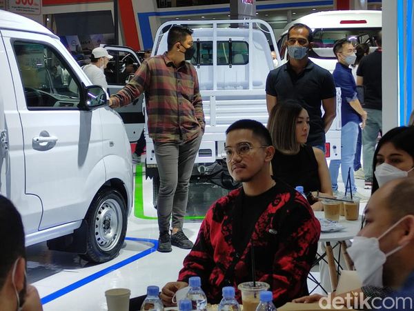Momen Kaesang-Erina Kunjungi Booth Esemka di IIMS 2023