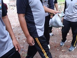 Bersihkan Puing Ledakan Blitar, Petugas Temukan Bubuk Diduga Bahan Petasan