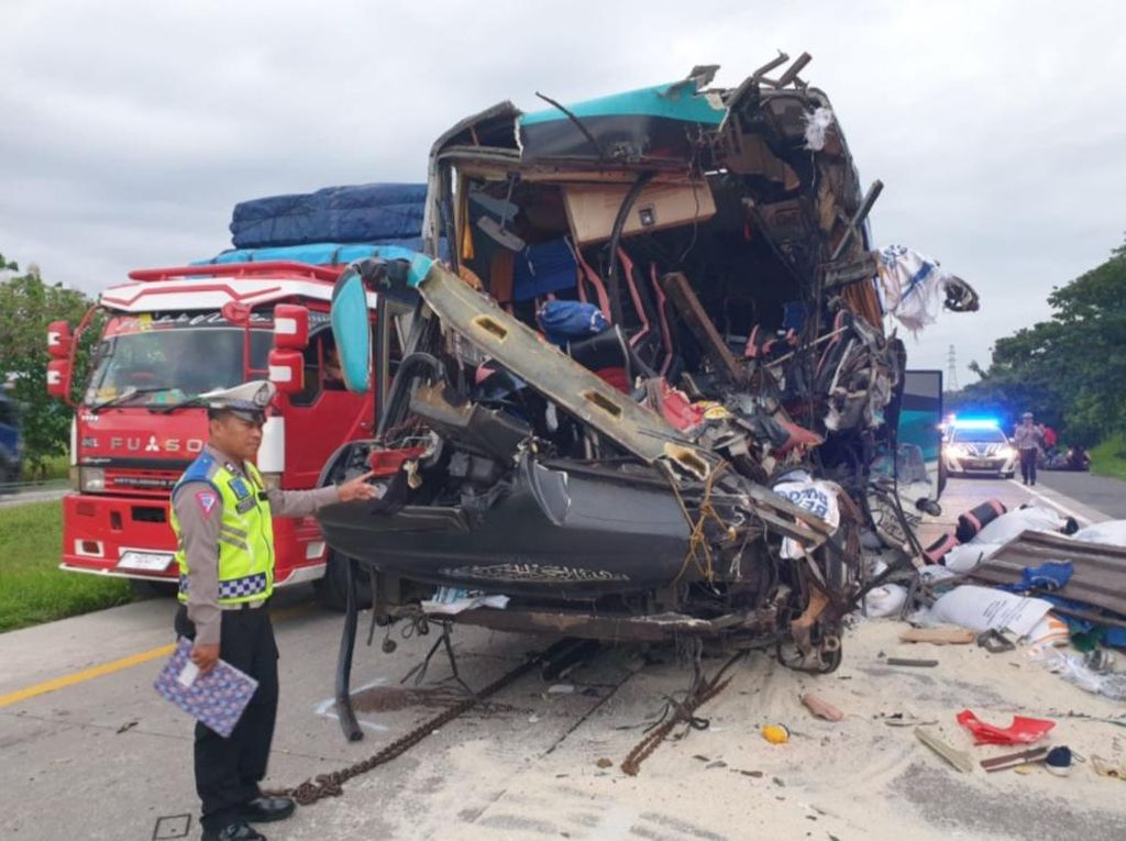 Data Korban Tewas Kecelakaan Maut Bus Vs Truk di Tol Cipali