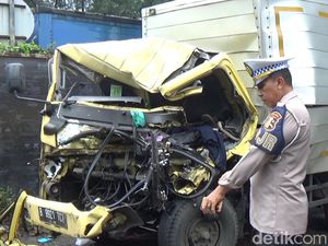 Truk Tabrak Tronton Mogok di Tol Cipularang, Satu Orang Tewas