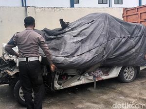 Polisi Ungkap Dugaan Penyebab Laka Maut Tewaskan 4 Orang di Tol Karanganyar Polisi Ungkap Dugaan Penyebab Laka Maut Tewaskan 4 Orang di Tol Karanganyar