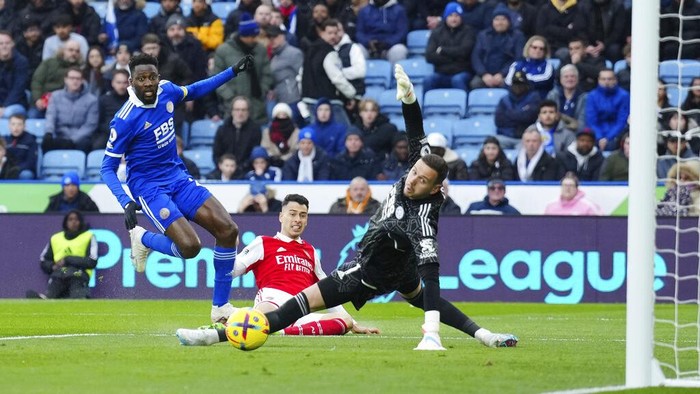 Arsenals Gabriel Martinelli, centre, scoeres past Leicesters goalkeeper Danny Ward during the English Premier League soccer match between Leicester City and Arsenal at The King Power Stadium, Leicester, England, Saturday, Feb. 25, 2023. (AP Photo/Jon Super)