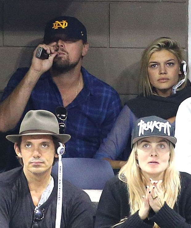 Leonardo DiCaprio dan Kelly Rohrbach/Foto: Jean Catuffe/Getty Image pacar leonardo dicaprio yang usianya jauh lebih muda