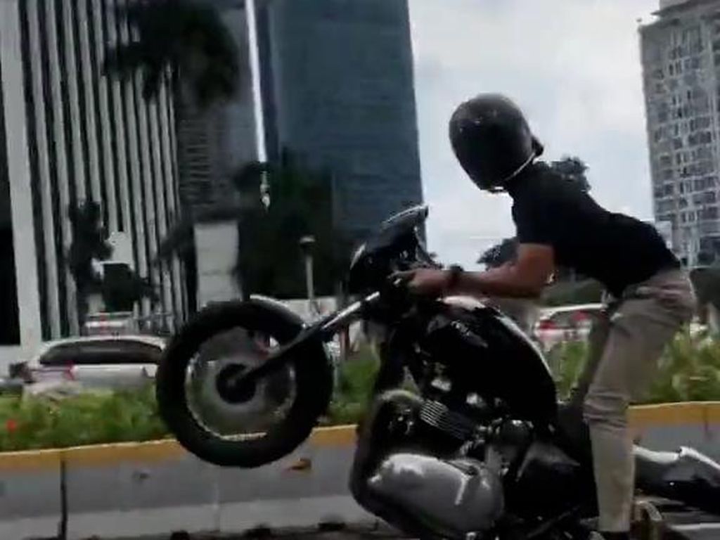 Melihat Lagi Aksi Wheelie Mario Dandy Pakai Moge di Jalan Raya Melihat Lagi Aksi Wheelie Mario Dandy Pakai Moge di Jalan Raya