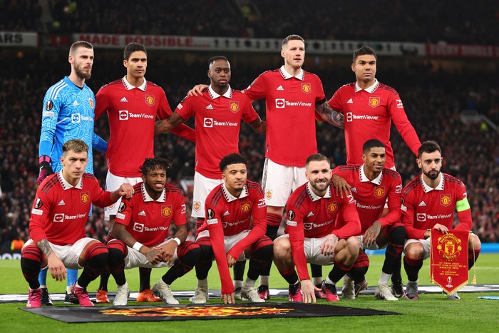 MANCHESTER, ENGLAND - FEBRUARY 23: Manchester United team group during the UEFA Europa League knockout round play-off leg two match between Manchester United and FC Barcelona at Old Trafford on February 23, 2023 in Manchester, United Kingdom. (Photo by Robbie Jay Barratt - AMA/Getty Images)