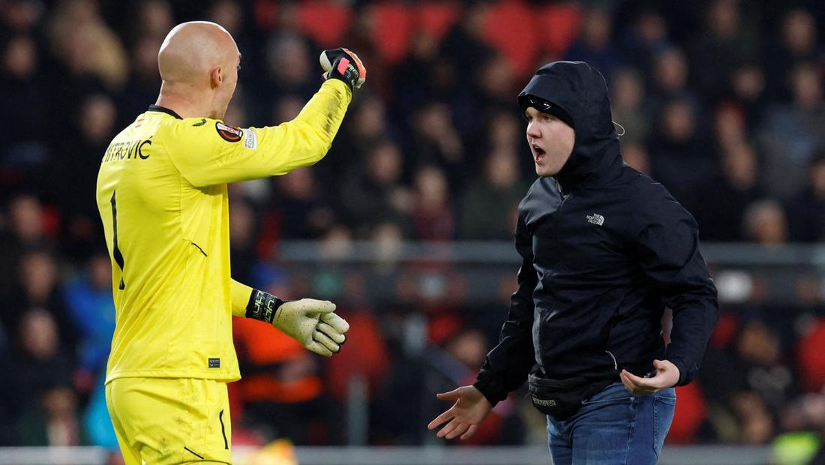 Aksi suporter menyerang kiper Sevilla, Marko Dmitrovic. (Foto: REUTERS/PIROSCHKA VAN DE WOUW)