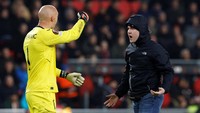 Momen ini terjadi ketika PSV menjamu Sevilla di Liga Europa. Foto: REUTERS/PIROSCHKA VAN DE WOUW