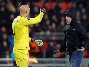 Suporter yang Tonjok Kiper Sevilla Dipenjara 2 Bulan