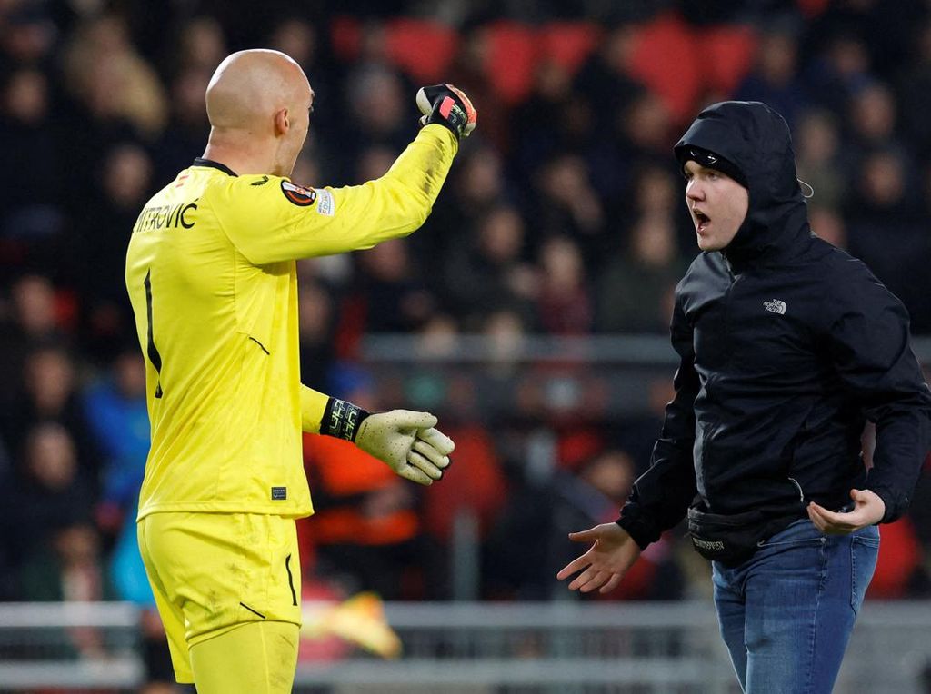 Suporter yang Tonjok Kiper Sevilla Dipenjara 2 Bulan Suporter yang Tonjok Kiper Sevilla Dipenjara 2 Bulan