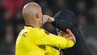 Bagaikan di UFC! Kiper Kena Bogem Mentah Penyusup Lapangan, lalu...