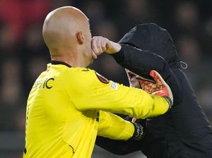 Bagaikan di UFC! Kiper Kena Bogem Mentah Penyusup Lapangan, lalu...