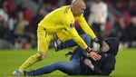 Bagaikan di UFC! Kiper Kena Bogem Mentah Penyusup Lapangan, lalu...