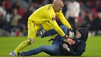 Kiper asal Serbia itu tidak tinggal diam dan langsung mengkonfrontasi si penyusup lapangan yang masih terlihat amat agresif. Foto: AP/Peter Dejong