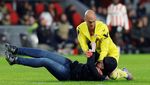 Bagaikan di UFC! Kiper Kena Bogem Mentah Penyusup Lapangan, lalu...
