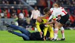 Bagaikan di UFC! Kiper Kena Bogem Mentah Penyusup Lapangan, lalu...