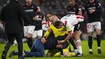Bagaikan di UFC! Kiper Kena Bogem Mentah Penyusup Lapangan, lalu...