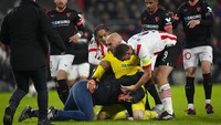 Usai dilumpuhkan Marko Dmitrovic, si penyusup lapangan langsung digelandang aparat keamanan. Foto: AP/Peter Dejong