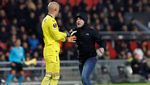Bagaikan di UFC! Kiper Kena Bogem Mentah Penyusup Lapangan, lalu...