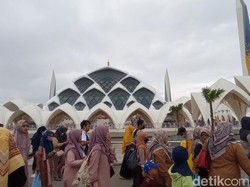 Selama Ramadan, 4 Ribu Takjil Disiapkan di Masjid Raya Al Jabbar