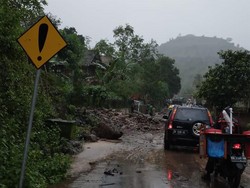 Ribuan Nasi Bungkus Disebar untuk Korban Banjir Bima