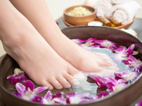 Merendam kaki dengan air hangat