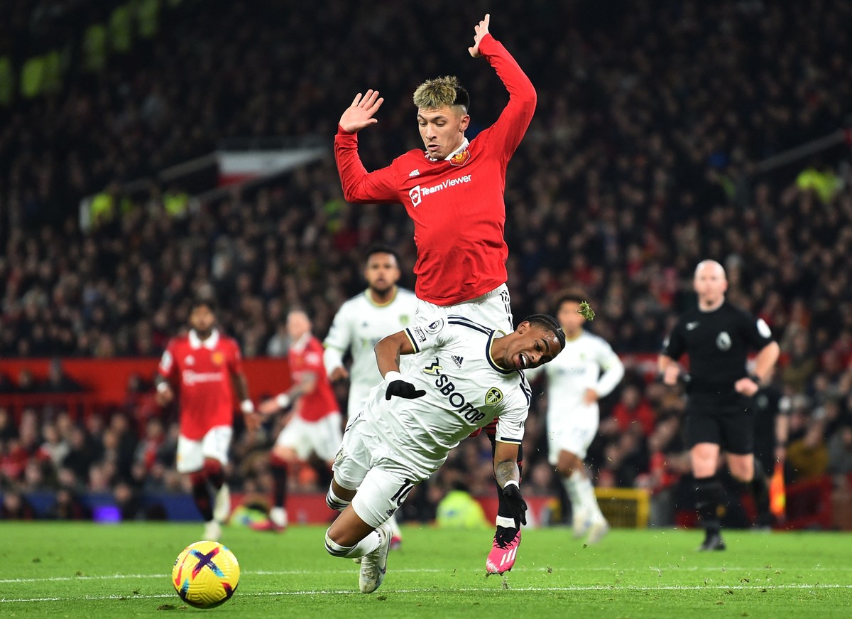 Bek tengah Manchester United Lisandro Martinez mempunyai gaya main yang agresif. (Foto: REUTERS/PETER POWELL)