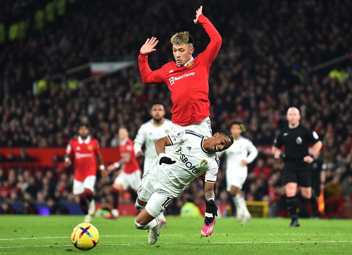 Soccer Football - Premier League - Manchester United v Leeds United - Old Trafford, Manchester, Britain - February 8, 2023 Leeds Uniteds Crysencio Summerville in action with Manchester Uniteds Lisandro Martinez REUTERS/Peter Powell EDITORIAL USE ONLY. No use with unauthorized audio, video, data, fixture lists, club/league logos or live services. Online in-match use limited to 75 images, no video emulation. No use in betting, games or single club /league/player publications.  Please contact your account representative for further details.