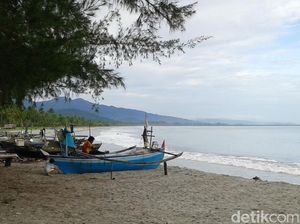 Cantiknya Pantai Kedai Tiga, Wisata Bahari Andalan di Barus