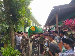 4 Jenazah Korban Kecelakaan Maut Tol Karanganyar Dimakamkan