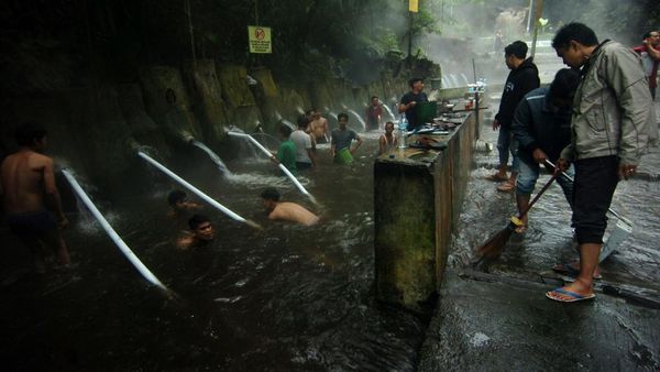 Banjir, Tempat Pemandian Air Panas di Guci Ditutup
