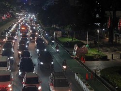 Lalin Depan GBK Macet gegara Konser Raisa, Pemotor Terobos Jalur Sepeda