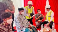 Potret Jokowi Temui Pendemo saat Resmikan Tol Semarang-Demak