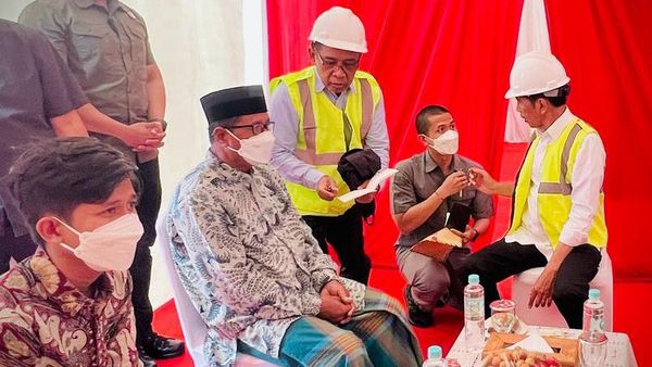 Potret Jokowi Temui Pendemo saat Resmikan Tol Semarang-Demak