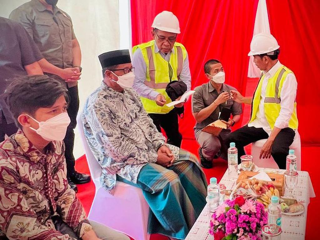 Potret Jokowi Temui Pendemo saat Resmikan Tol Semarang-Demak
