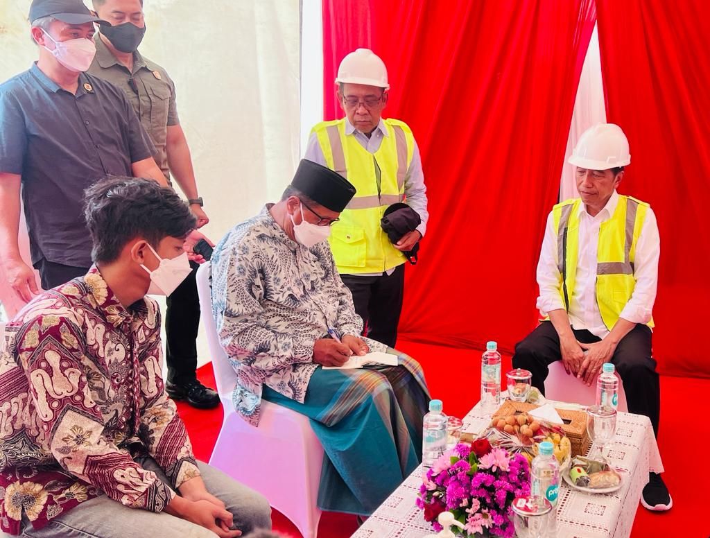 Presiden Joko Widodo (Jokowi) mengundang perwakilan massa yang membentang spanduk protes soal ganti rugi lahan proyek Tol Semarang-Demak.